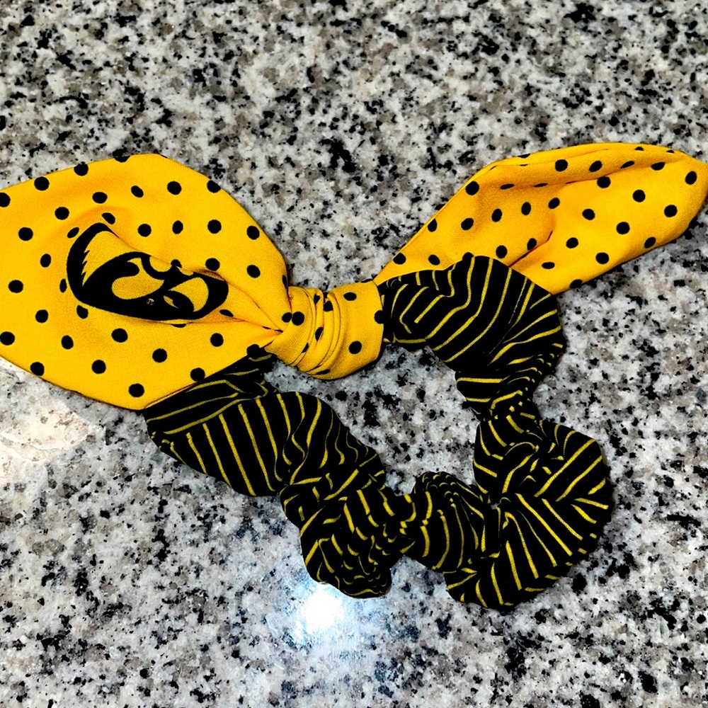 Hawkeye scrunchie. Gold/black.